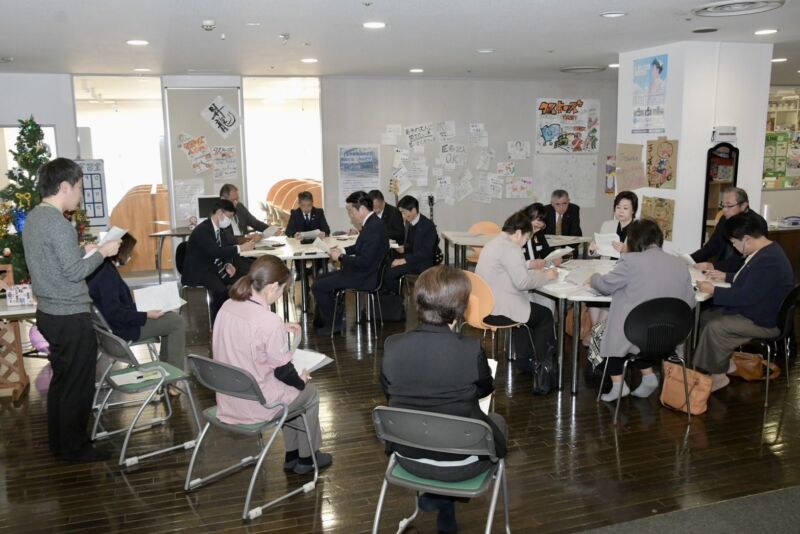 Image for the Tweet beginning: 茅野市「ＣＨＵＫＯらんどチノチノ」を市町村議員の皆さんと視察。
茅野駅前施設内にある「中高生の居場所」。施設の設計段階から中高生が関わり、現在も中高生で構成される「こども運営委員会」が主体で施設の運営、イベントの企画等を実施。ユースセンターの可能性と必要性を感じました。 