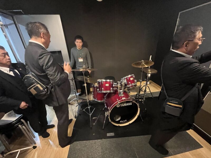 Image for the Tweet beginning: 茅野市「ＣＨＵＫＯらんどチノチノ」を市町村議員の皆さんと視察。
茅野駅前施設内にある「中高生の居場所」。施設の設計段階から中高生が関わり、現在も中高生で構成される「こども運営委員会」が主体で施設の運営、イベントの企画等を実施。ユースセンターの可能性と必要性を感じました。 