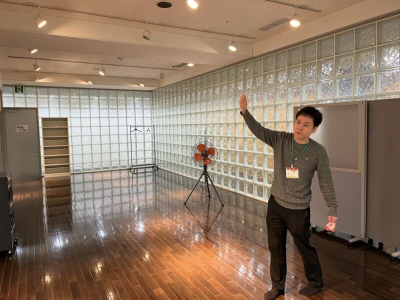 Image for the Tweet beginning: 茅野市「ＣＨＵＫＯらんどチノチノ」を市町村議員の皆さんと視察。
茅野駅前施設内にある「中高生の居場所」。施設の設計段階から中高生が関わり、現在も中高生で構成される「こども運営委員会」が主体で施設の運営、イベントの企画等を実施。ユースセンターの可能性と必要性を感じました。 