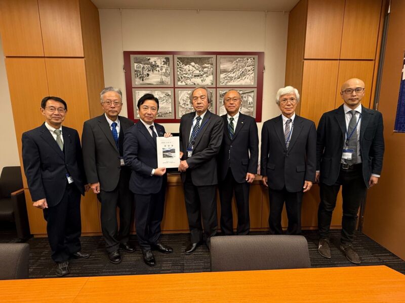 Image for the Tweet beginning: 昨日は、NPO法人「梓川流域を守る会」の役員の皆様と「暮らしを守る砂防事業促進に関する要望」を地元選出の中川宏昌衆議院議員に行うとともに、一緒に国土交通省河川局砂防部長へ同席頂き要望活動させて頂きました。 