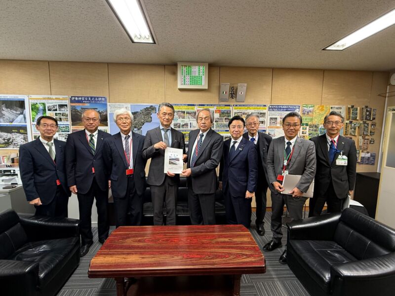 Image for the Tweet beginning: 昨日は、NPO法人「梓川流域を守る会」の役員の皆様と「暮らしを守る砂防事業促進に関する要望」を地元選出の中川宏昌衆議院議員に行うとともに、一緒に国土交通省河川局砂防部長へ同席頂き要望活動させて頂きました。 