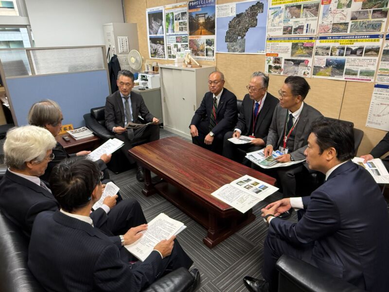 Image for the Tweet beginning: 昨日は、NPO法人「梓川流域を守る会」の役員の皆様と「暮らしを守る砂防事業促進に関する要望」を地元選出の中川宏昌衆議院議員に行うとともに、一緒に国土交通省河川局砂防部長へ同席頂き要望活動させて頂きました。 