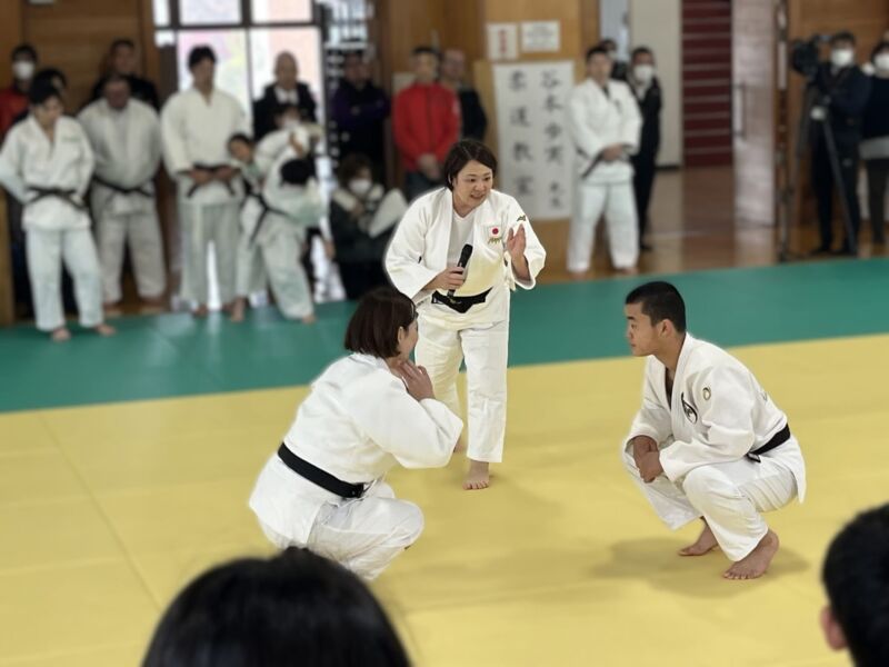Image for the Tweet beginning: １１月２３日
南信柔道飯田大会が開催。開会式後、金メダリスト谷本歩実さんの柔道教室を拝見。準備体操から技の指導まで楽しく分かりやすく、選手たちは目を輝かせて取り組んでいました。貴重な出会いが一生の宝になると感じました。 