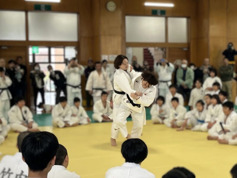 Image for the Tweet beginning: １１月２３日
南信柔道飯田大会が開催。開会式後、金メダリスト谷本歩実さんの柔道教室を拝見。準備体操から技の指導まで楽しく分かりやすく、選手たちは目を輝かせて取り組んでいました。貴重な出会いが一生の宝になると感じました。 