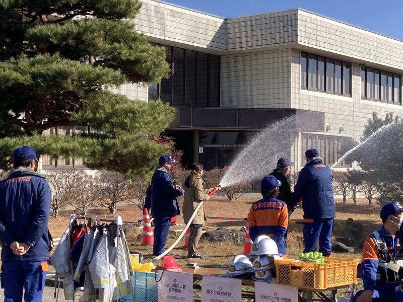 Image for the Tweet beginning: 地元の島内地区2025防災フェスティバルに参加してきました
地震と水害のVR体験や放水体験、ダンボールベッドの組立てや簡易トイレ体験など様々な体験や説明を担当の方々からお聞き出来ました
また、炊出し訓練で頂いた豚汁は、とても美味しく体が温まりました
役員の皆様、早朝から有難うございました 